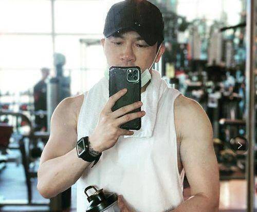 47岁苏有朋罕晒正脸照,面色蜡黄留一圈胡渣,金色湿发过于抢镜_健身