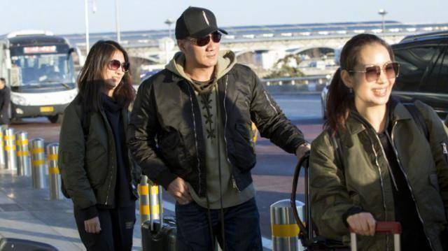 胡军在22岁的时候参演了个人首部电影《恶狼与天使》,毕业后的胡军被