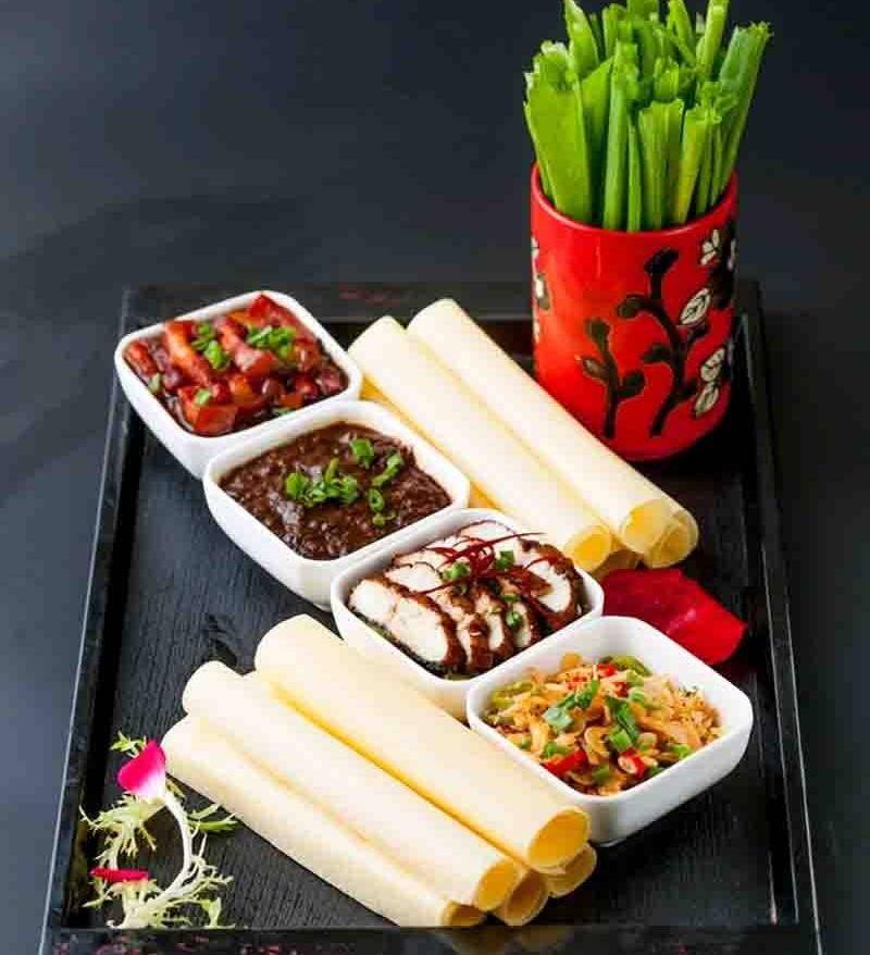 入用五香粉,猪油,盐,鸡精调味的芋泥,挂上脆皮糊炸熟,切件装盘将姜,葱