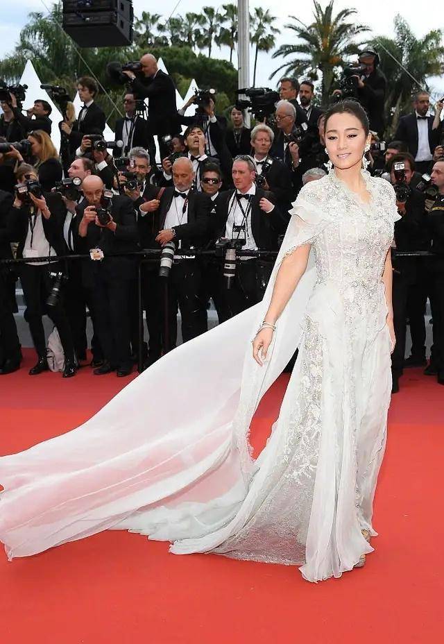 巩俐现身芬迪活动,穿镂空裙秀腰闪耀全场,戴婚戒女王也变小女人_老公