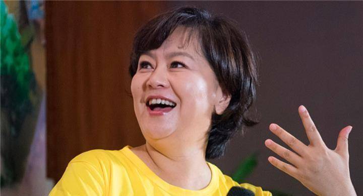 55岁电视主持鞠萍罕露面,发福胖出双下巴,带儿子二婚嫁神秘老公_丈夫
