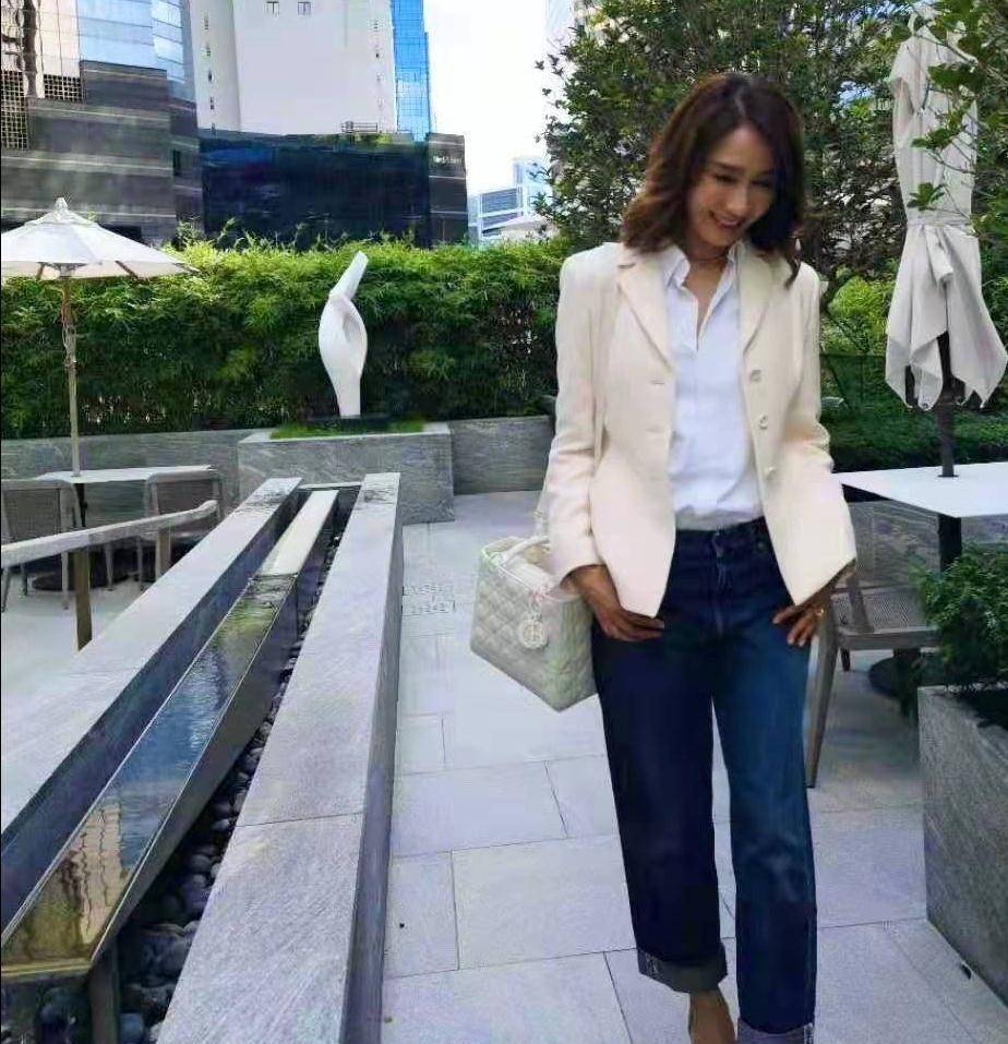 一,黎姿的西装穿搭,既有精致感又有优雅感,不同职业的女性都能借鉴