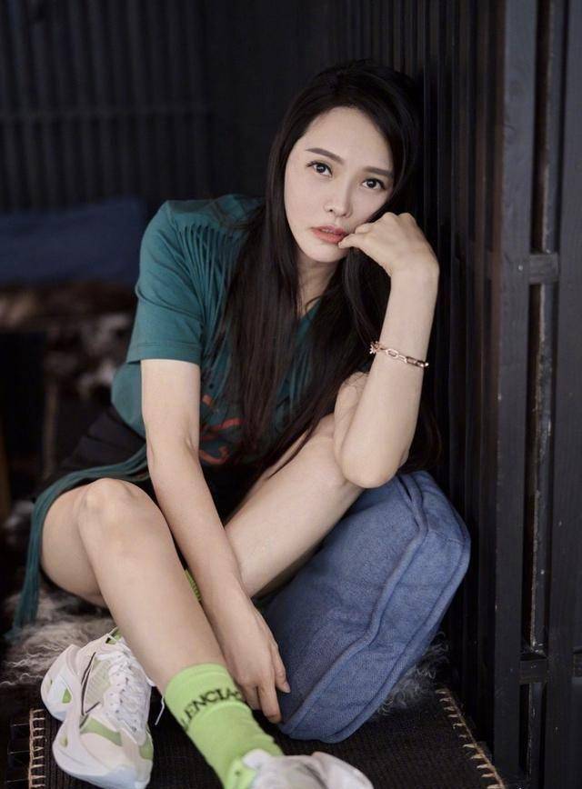 50岁伊能静发文称不愿回到过去,最新写真红唇水润嫩如18岁少女_秦昊