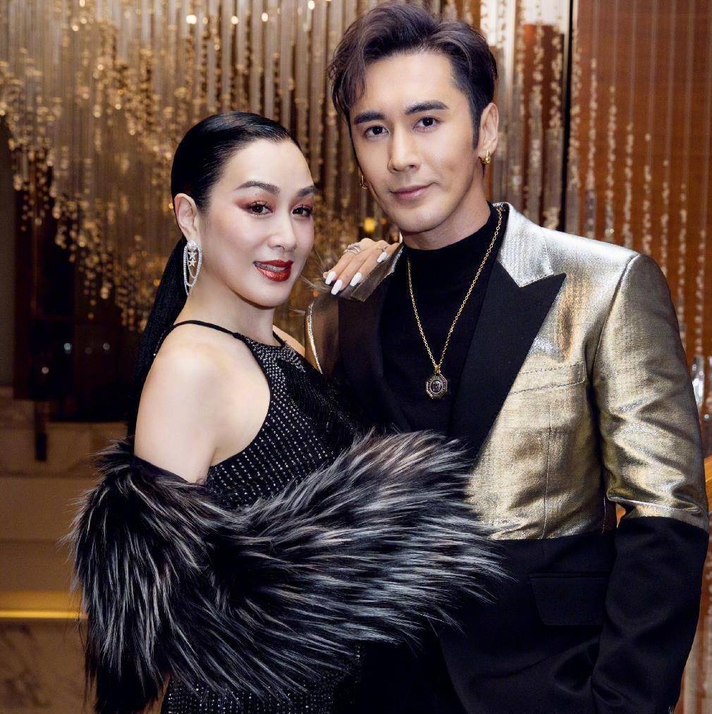 50岁钟丽缇穿皮草宛如贵妇,38岁张伦硕一脸憔悴,比老公还美_黑色_穿着