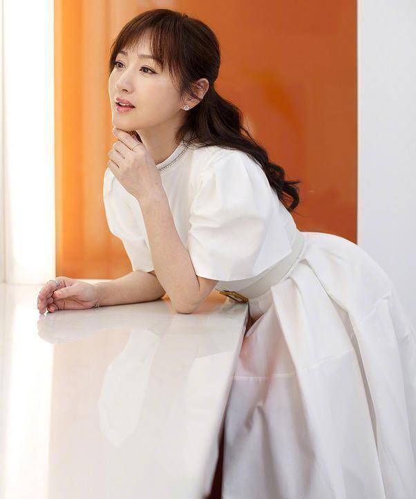 48岁杨钰莹近照太美,身着一袭白衣宛若仙女,笑容可掬太养眼!
