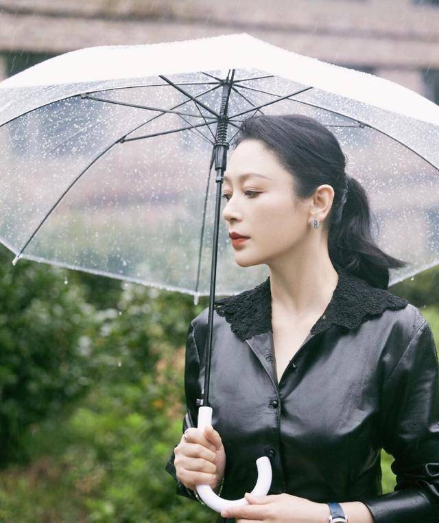 51岁陈红越老越敢穿,皮衣配半裙气质优雅,演绎了美没有年龄界限_黑色