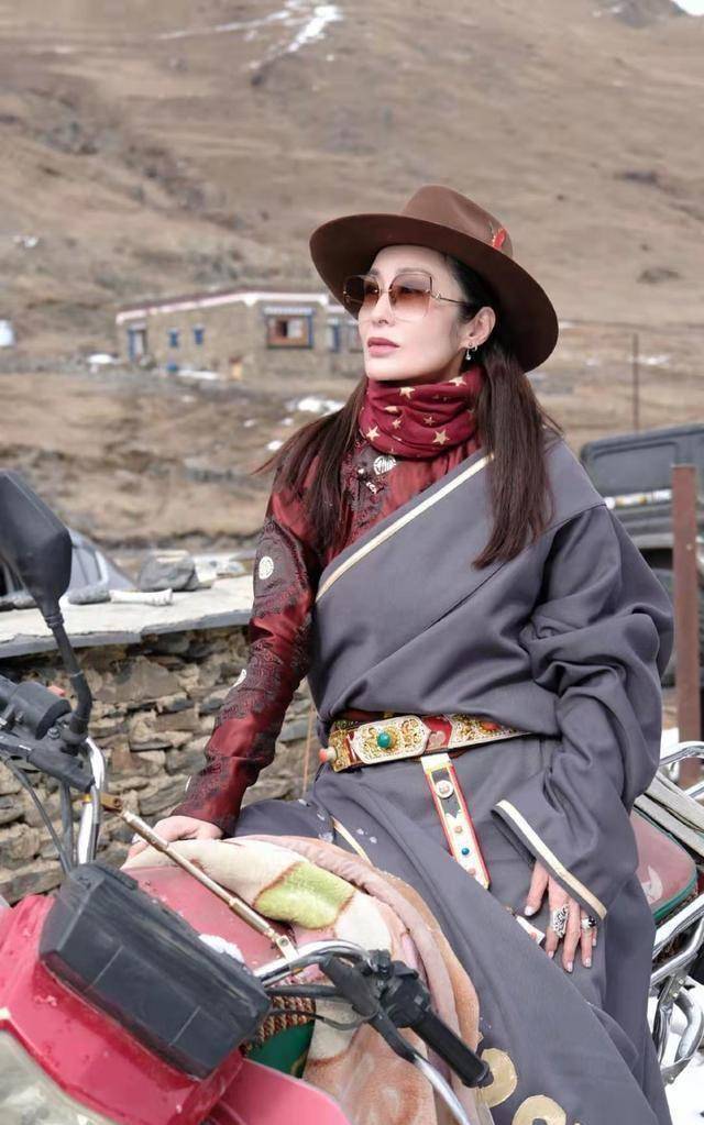 53岁张敏晒近照,身穿藏服骑摩托,西域风情十足,美貌不减当年_照片