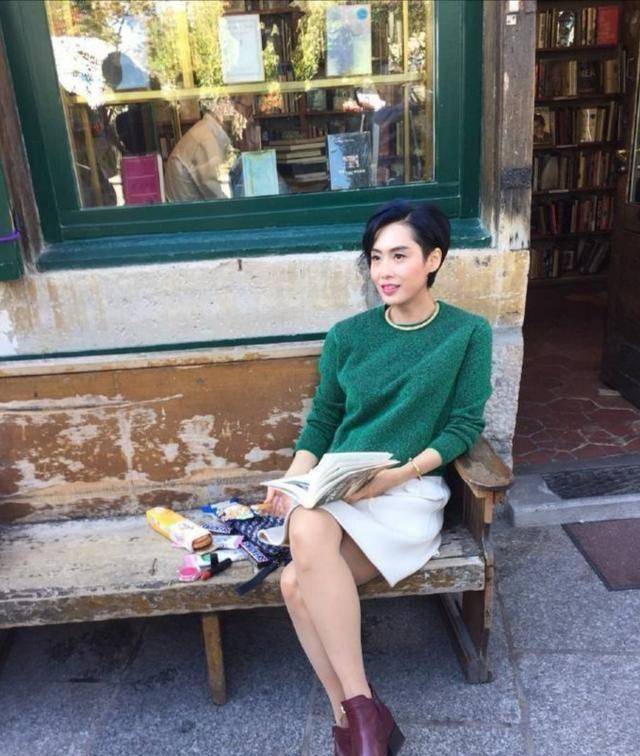 48岁朱茵真显年轻!