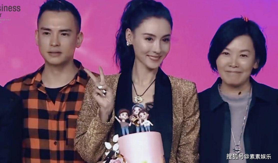 另外张柏文在香港的发展,其实也离不开姐姐的帮助.