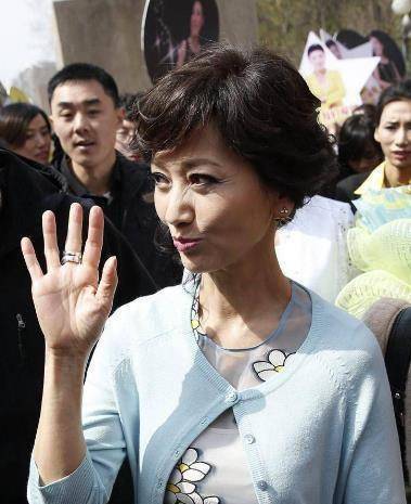 脚蹬高跟鞋,来到某家敬老院看望老人,虽然赵雅芝的年龄和这些老人差距