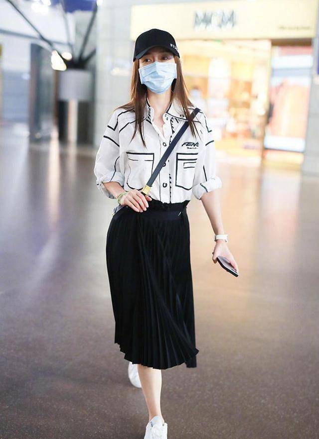 angelababy机场秀太奢侈,全身价值超100万,撞衫欧阳娜娜却没赢_衬衫