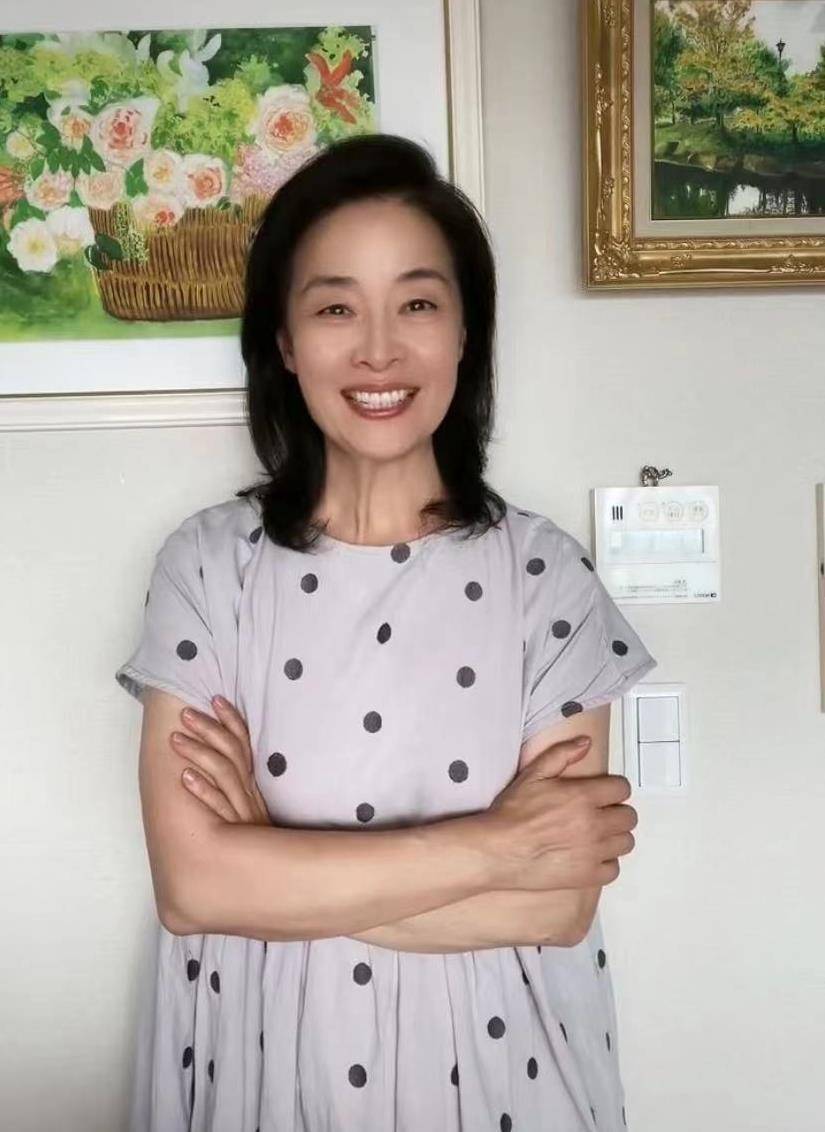 坐路边吃饭笑开怀,男方帅气很像妈_顾艳_母亲_画面