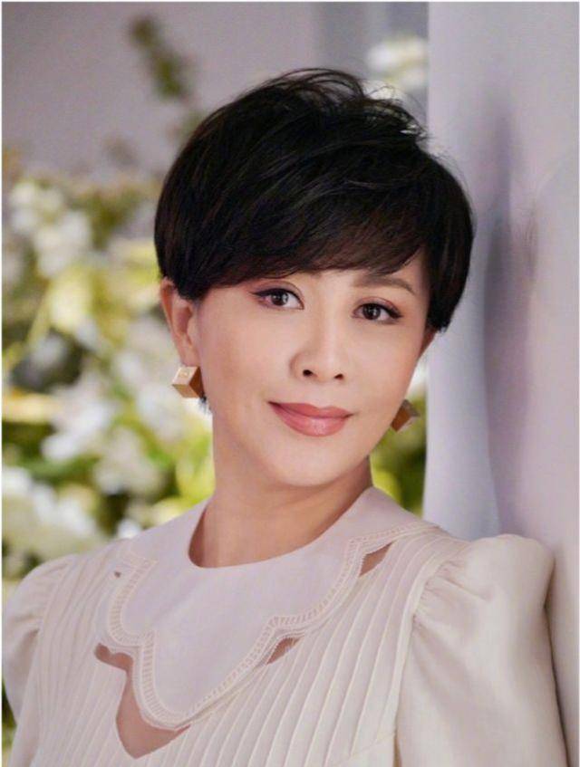 岁刘嘉玲被偶遇,穿高开叉红裙秀美腿,无美颜滤镜下脸部肿胀_网友_明星