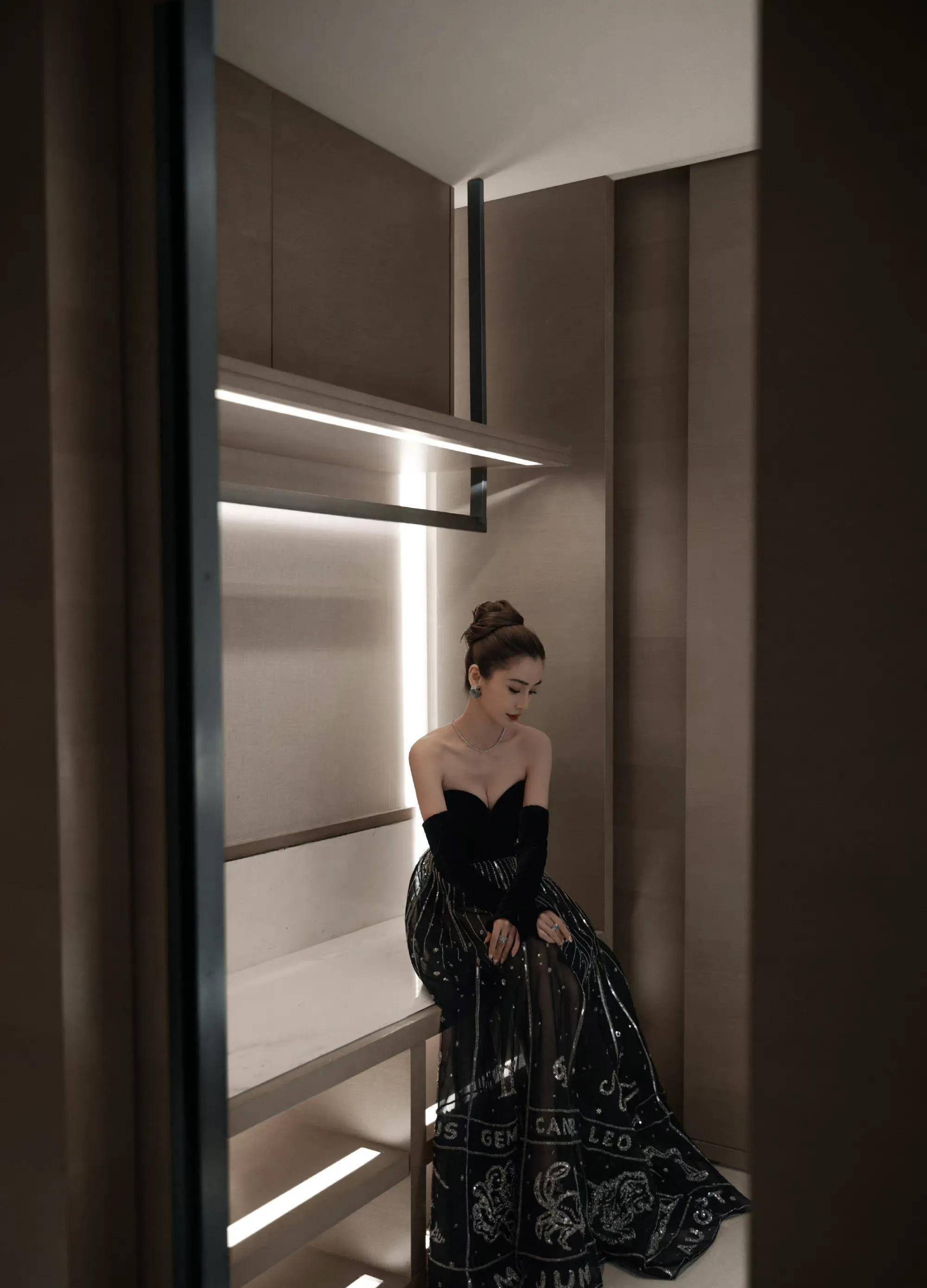 angelababy墨色天鹅绒抹胸星座裙造型,深v设计秀好身材性感妩媚_刺绣