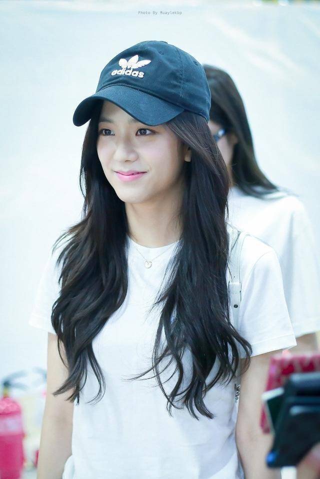 jisoo穿t恤牛仔裤亮相机场,简单随性的衣品造型,不愧为韩版汤唯_金智