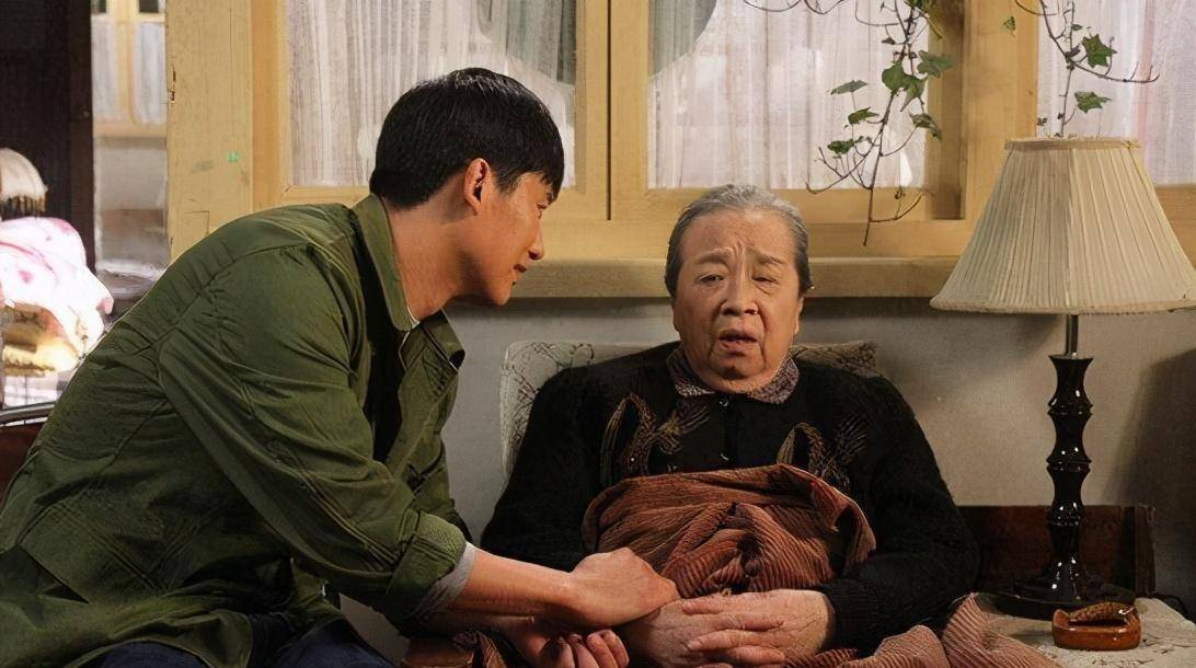 84歲容嬤嬤李明啟現身精神好,曾因角色讓兒子差點