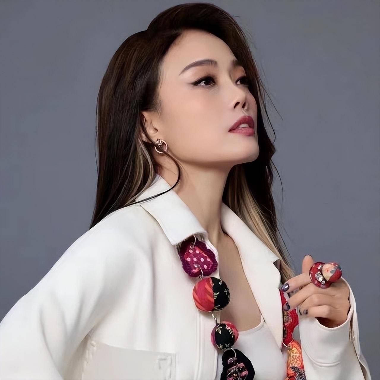 当时的容祖儿可谓是红极一时,甚至可以碾压王菲,自然,各种奖项也是