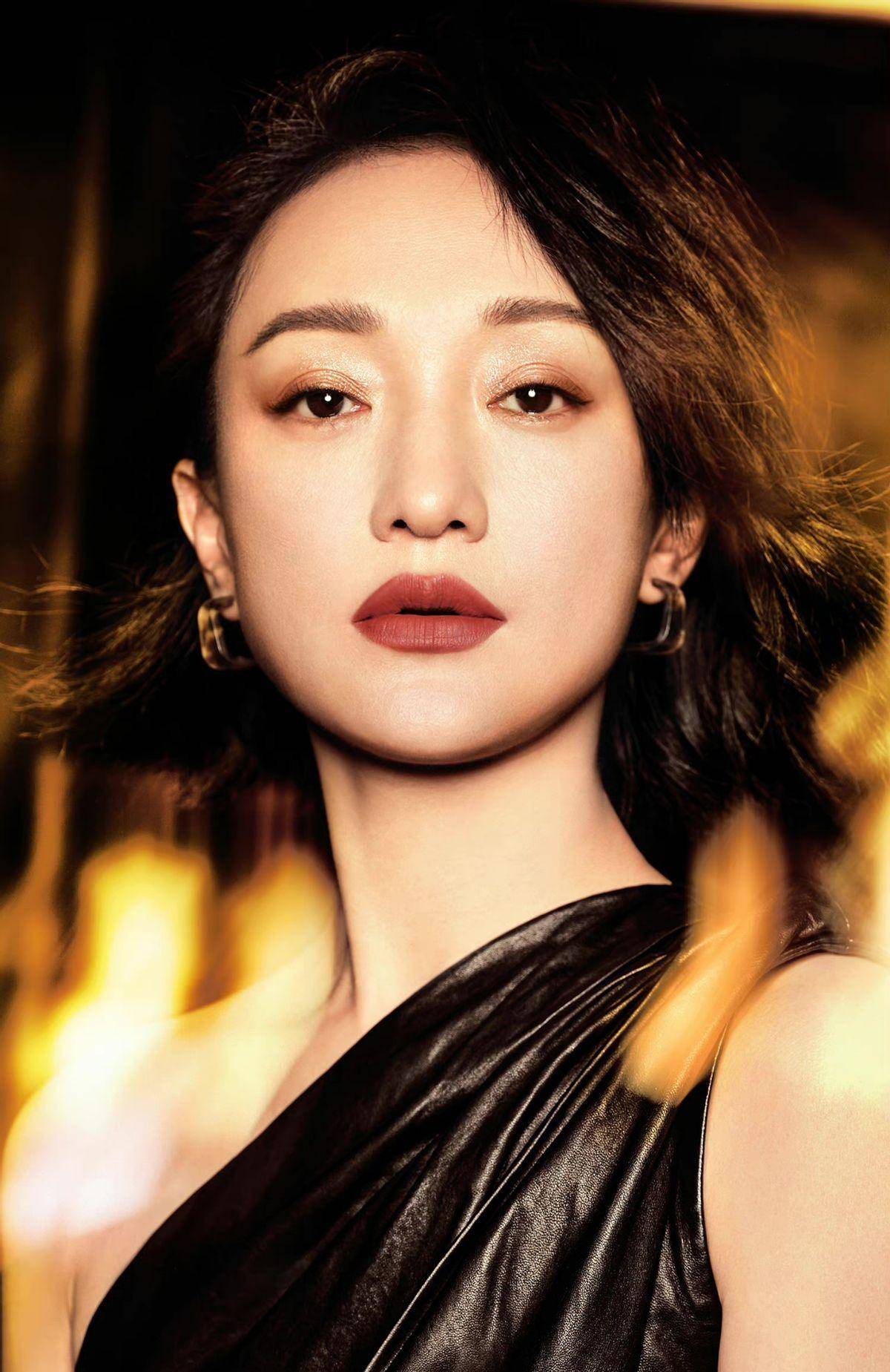 周迅最新"国产大片"惊艳!穿黑裙很美,天花板没了_黑色_效果_衣服