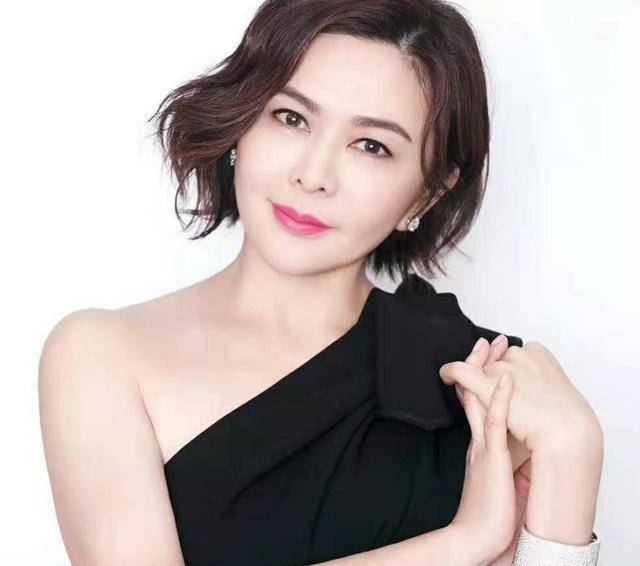 58岁关之琳为老友庆生罕见素颜出镜,普通人脸上有的一样也不少_生活