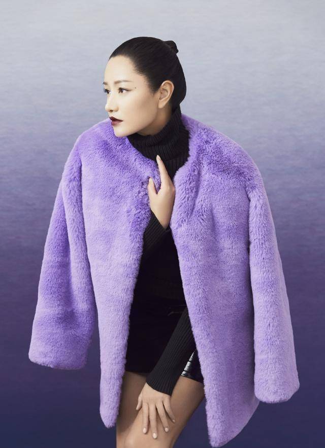 49岁瞿颖好潮,墨绿紫红拼色西装配黑短裤,大长腿抢镜,非常减龄_黑色