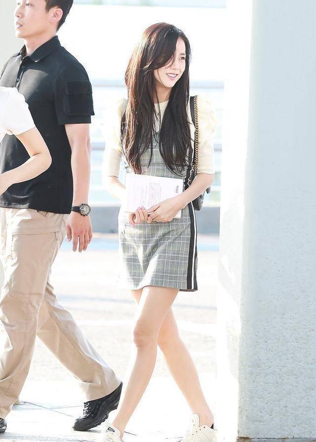 这次的机场私服金智秀(jisoo)依旧选择的是格纹的拼接连衣短裙,搭配