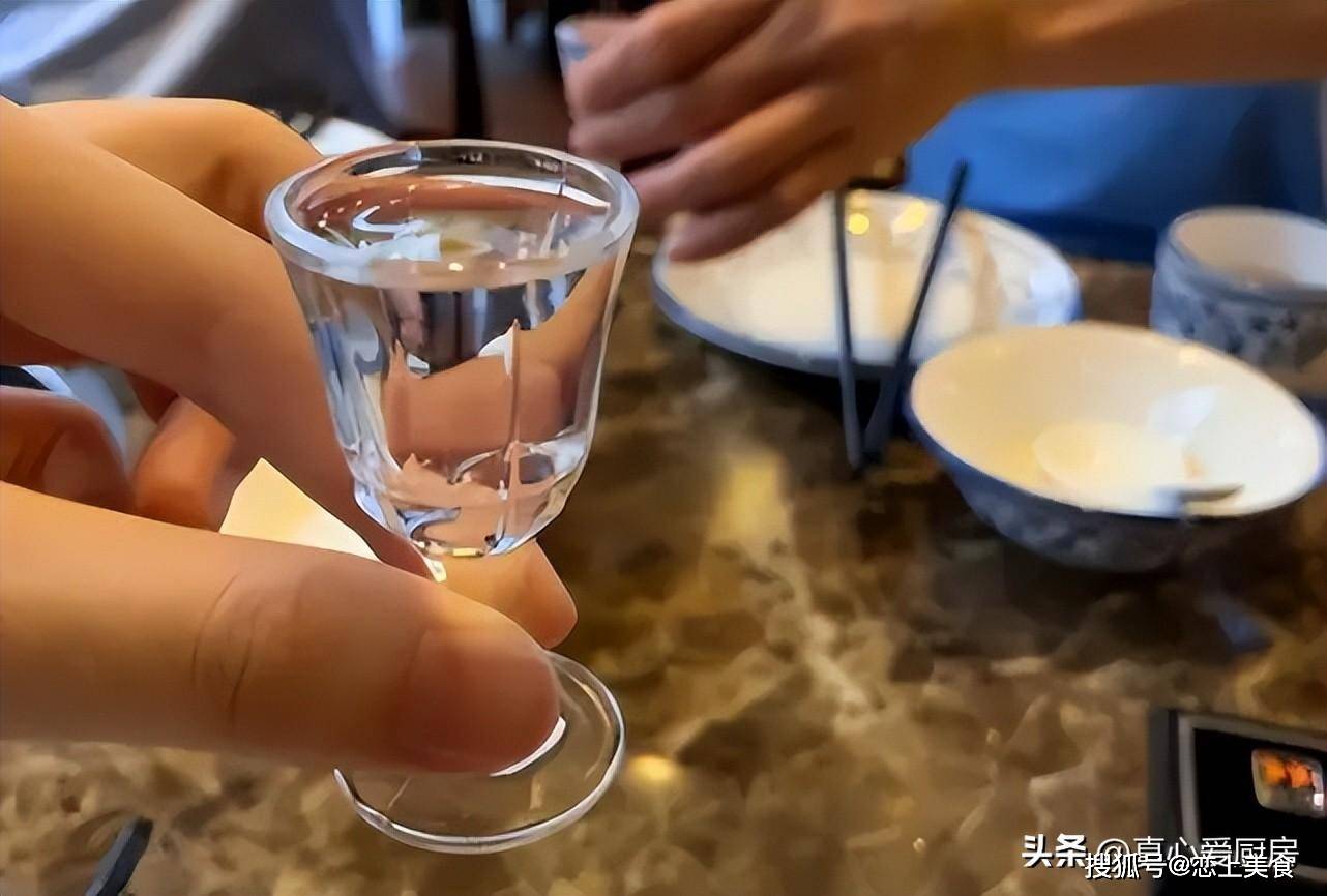 左手敬酒是大不敬?老酒友 酒桌规矩要懂