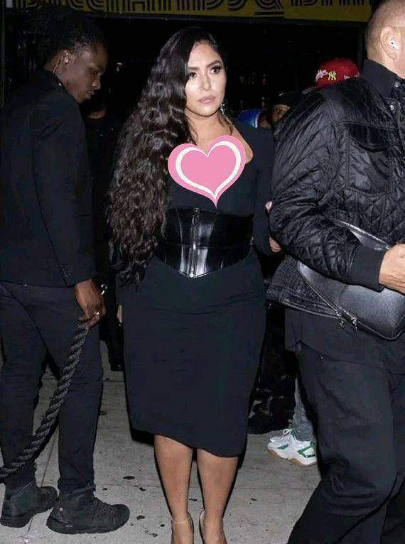 瓦妮莎的时尚从不"藏"!