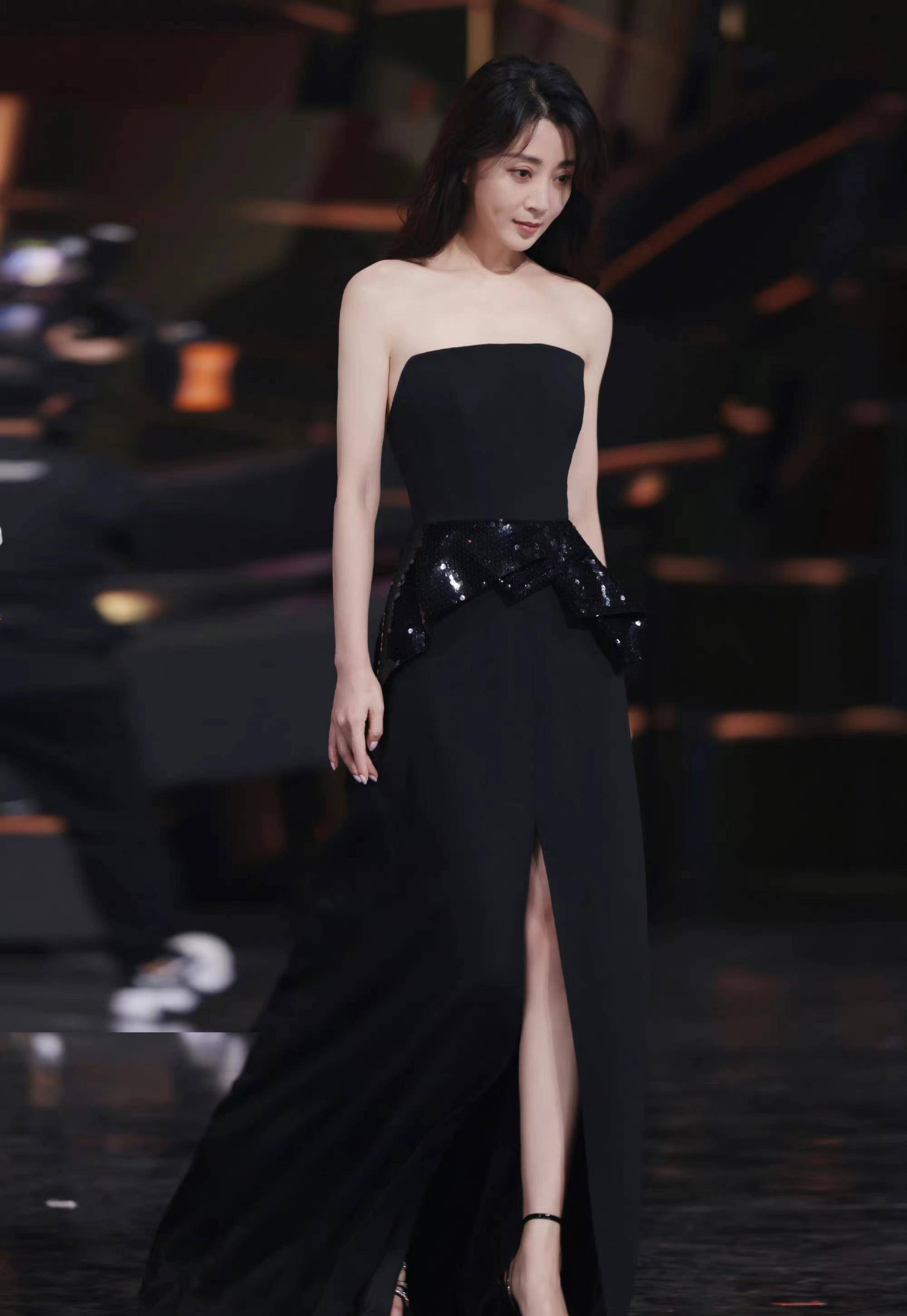 殷桃时隔16年再获金鹰奖,穿一身黑色长裙登台领奖,优雅出众_气质_身材