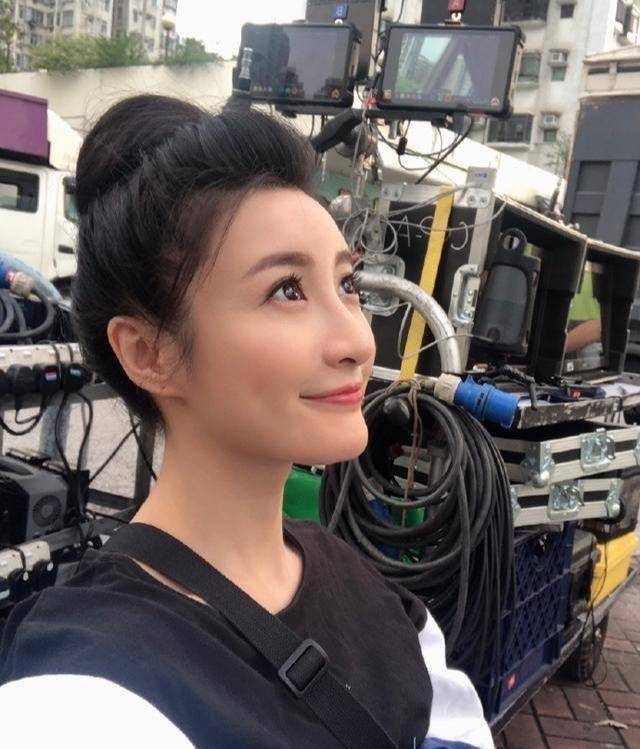 虽然流着汗开工,但林夏薇就照单全收,并说:"实在是好久没有拍外景的谈