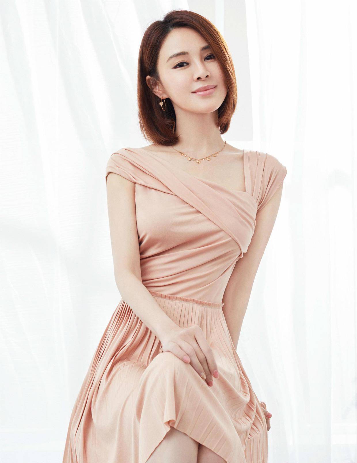 "关悦"越来越大胆了,他一身绿色时尚连衣裙,黄金分割的身材好吸睛