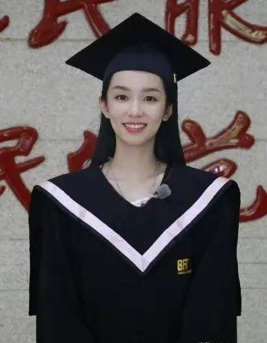 明星学士服造型太普通?