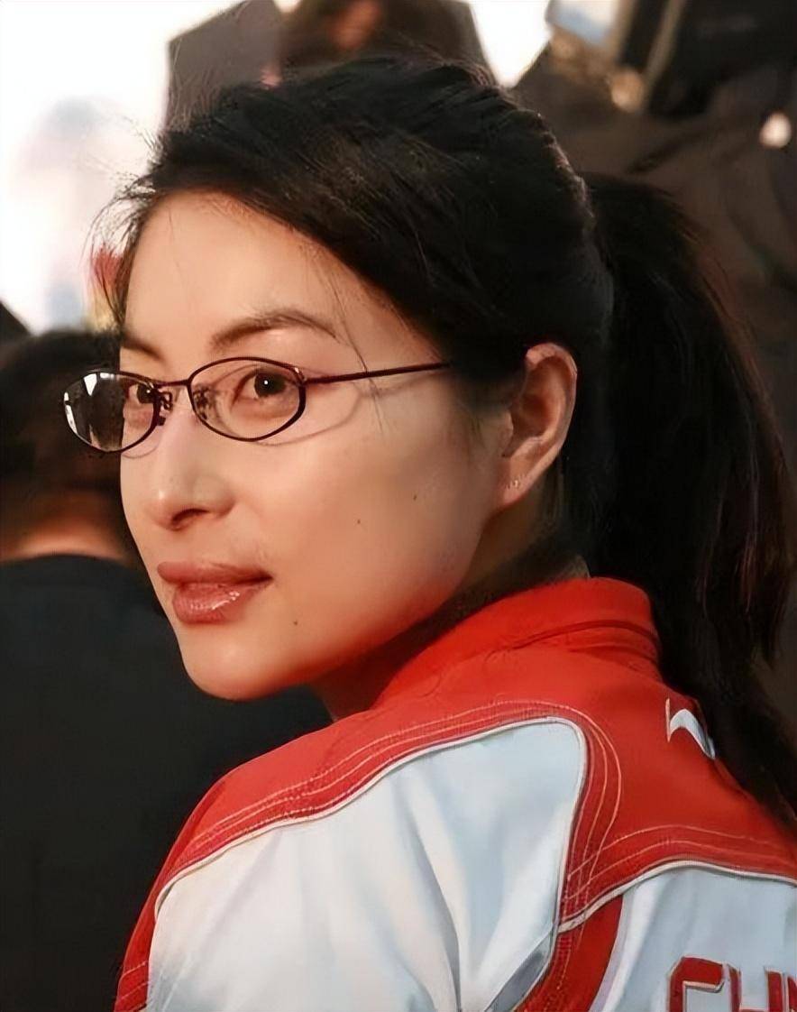 郭晶晶拎8万爱马仕,踩高跟美到一眼认出,和老公出行亲民没架子_豪门