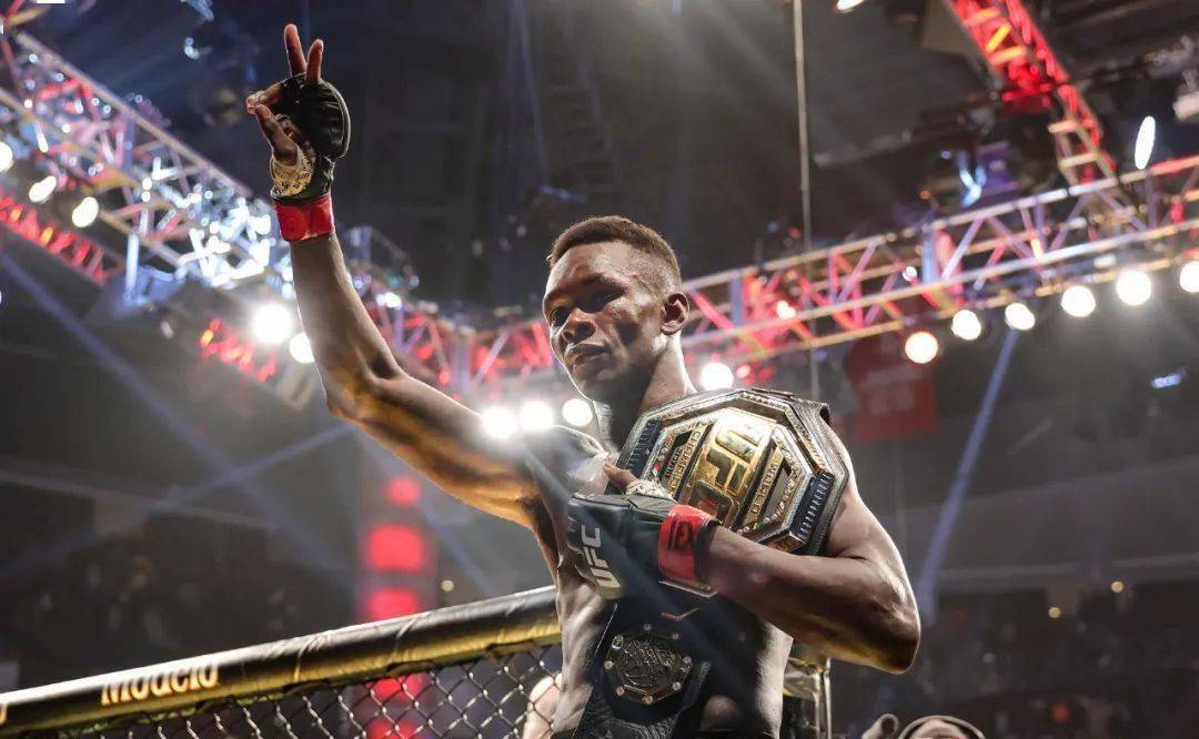 早在ufc259,时任ufc轻重量级冠军的布拉乔维奇就以一致判定击败了挑战