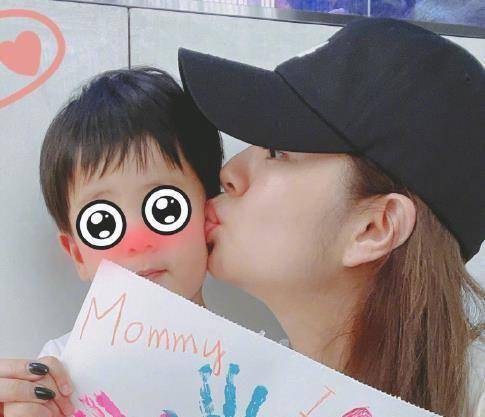 安以轩晒子女近照,66提前送节日礼物,女儿娃宝侧脸和妈妈超像_儿子