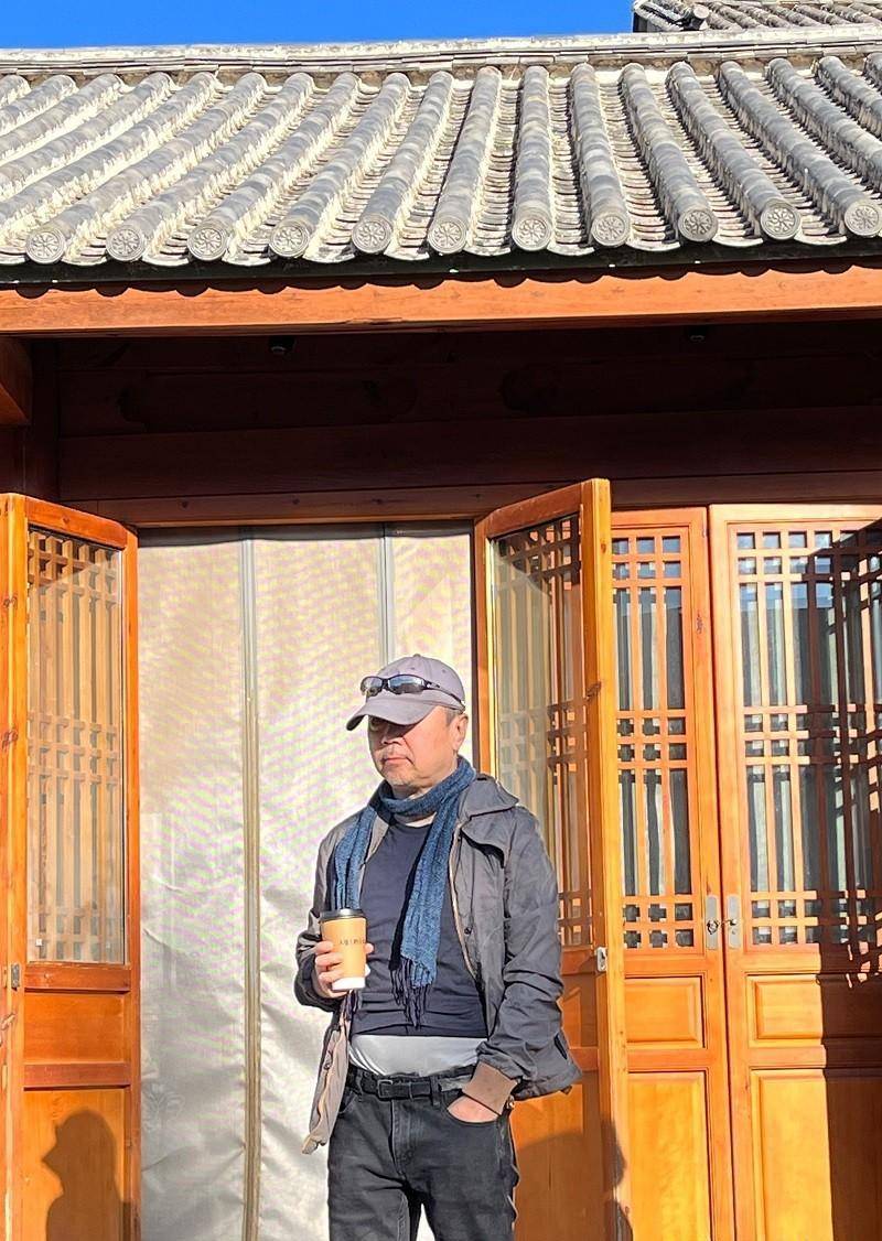 跟多人合影,61岁崔健脸露沧桑,外出游玩却表现年轻_丽江_音乐节_摇滚