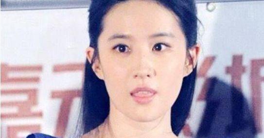 4,李冰冰吐舌的时候,就显得有点不协调了,因为拍摄角度的原因,看上去