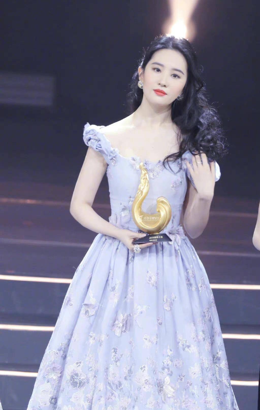 刘亦菲穿衣也比较大胆,穿斜肩连衣裙显身材,腰部的镂空设计更吸睛