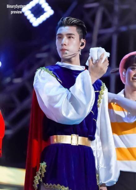 ninepercent最雷人造型,没想到黄明昊穿旗袍那么好看!