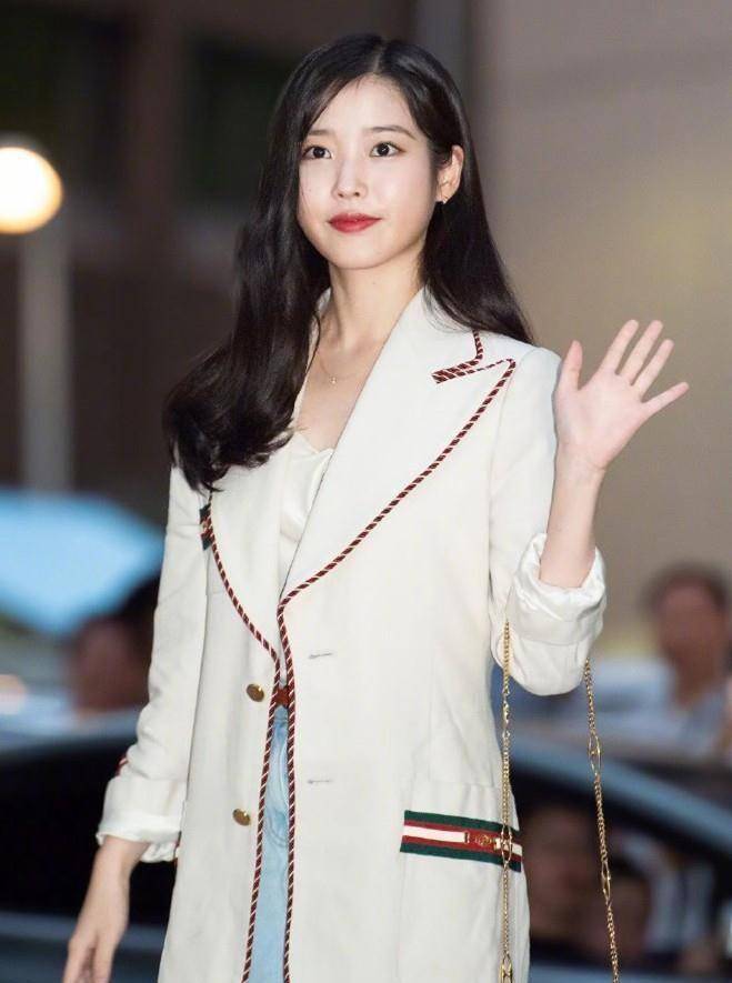 iu李知恩穿白色小西装配蓝色短裙,比"满月社长"更加清新迷人_仙女_的