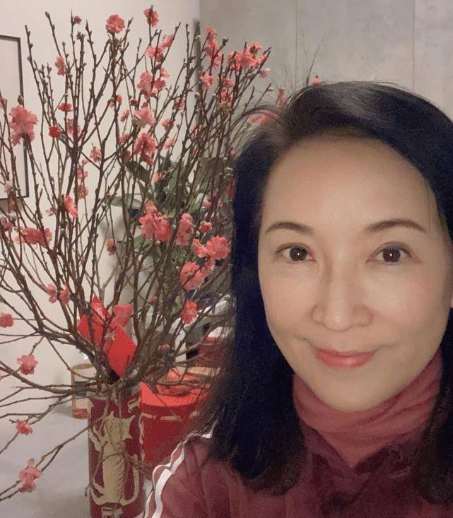 tvb女艺人龚慈恩难得晒与女儿贴脸合影 母女俩长相像