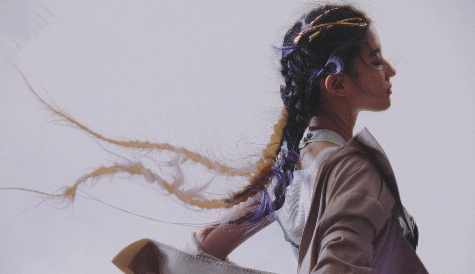 刘亦菲最新时尚大片曝光,罕见挑战挑染鱼骨辫,化身漫画少女_照片_明星