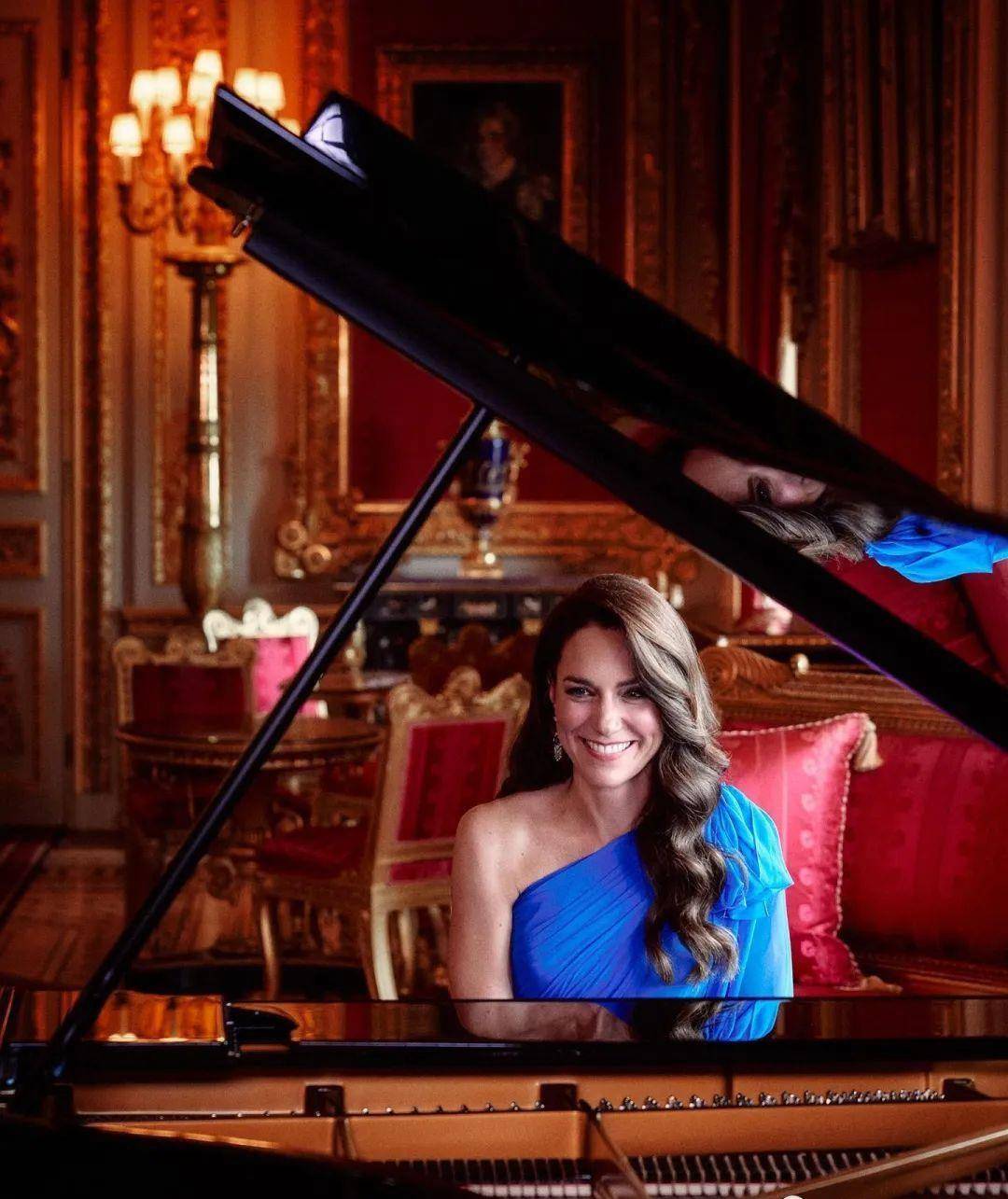 凯特趁热打铁,持续登上热榜!梅根身着蓝裙弹奏钢琴的优雅气质赶不上