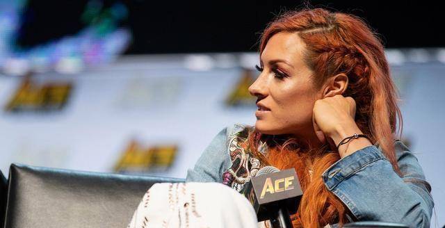 wwe贝基·林奇网上晒孕肚,神秘人雷尔谈如今与女儿的关系!