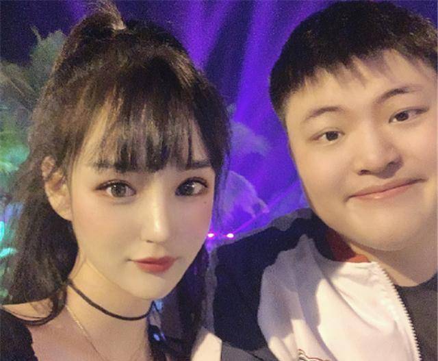 uzi女友破防,跟ssm合影却被当"结婚照",她还成了40岁有钱人?_咪咪_史