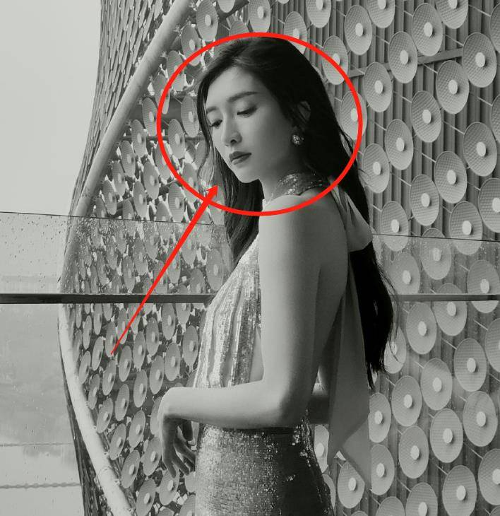 用姜文电影滤镜拍照,金晨江疏影变文艺女神,气质差距却在仪态上_大片