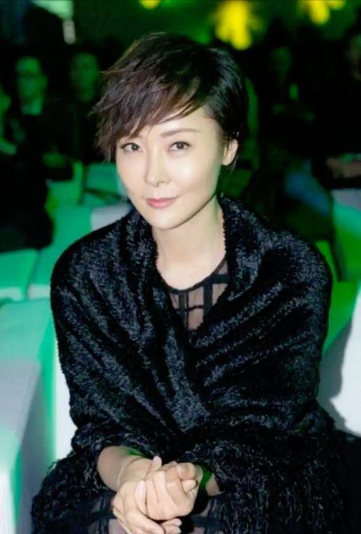 柯蓝:24岁年薪60万,4段恋情2段争议大,48岁未婚与黄志忠相伴_俩人