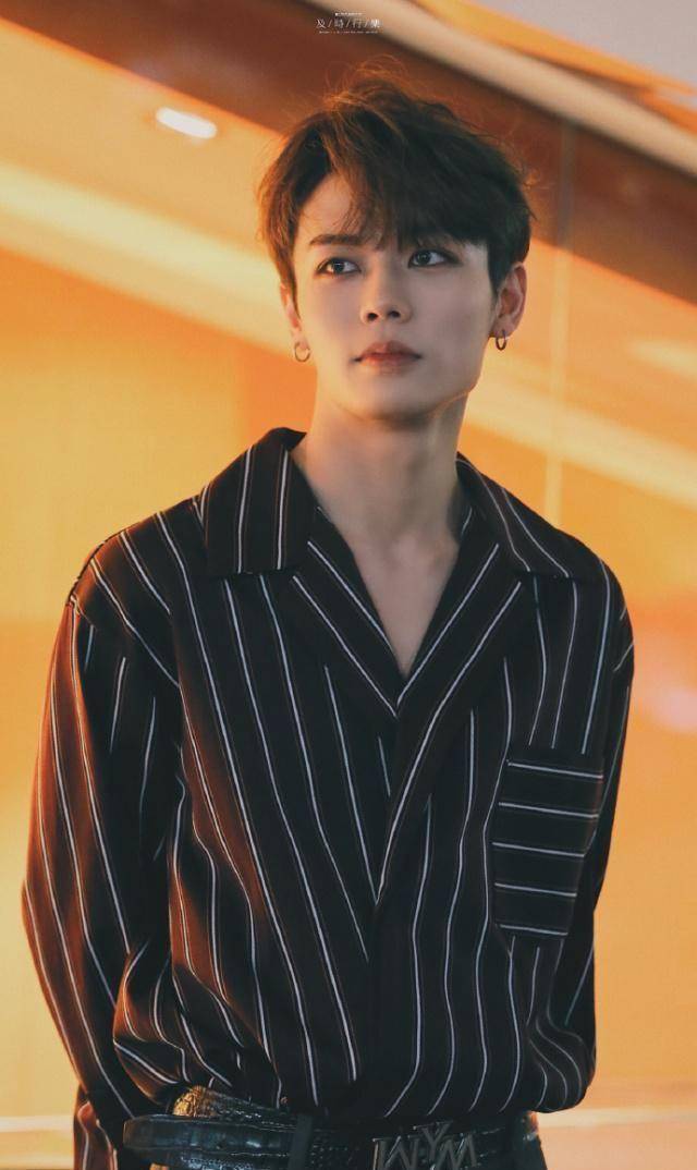 近日,小橘林彦俊行程非常的忙碌,不停的接着各种通告,确实颜值在线就