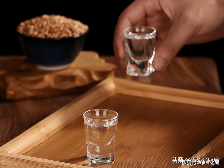 给人倒酒时,最忌讳"祭祀手"?哪只手是祭祀手?