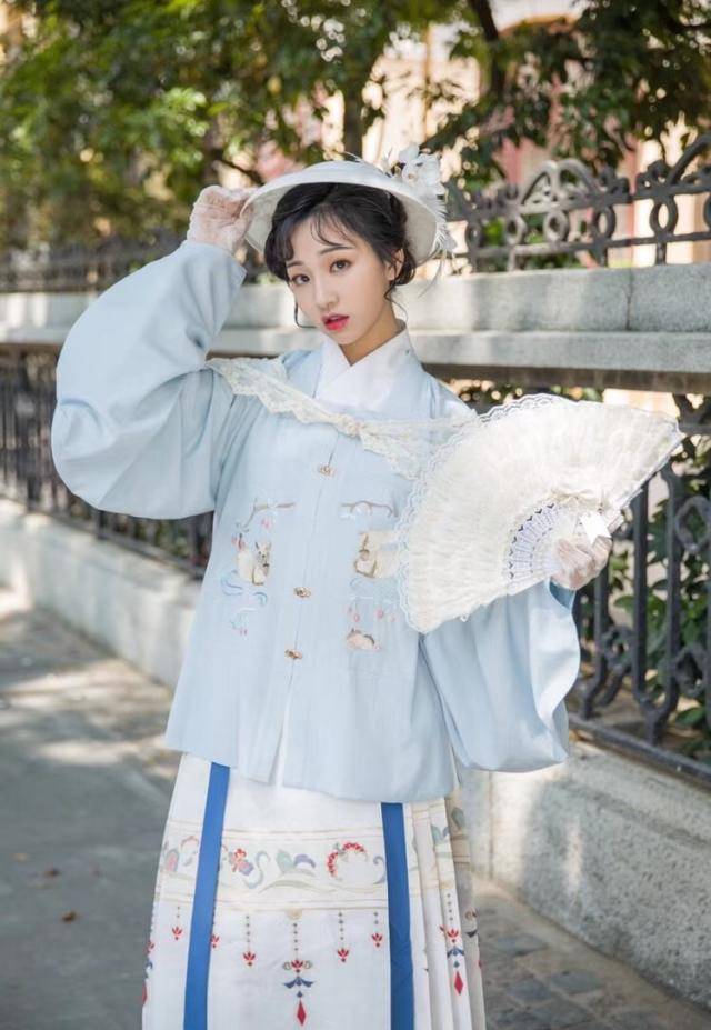 这位小姐姐用汉服搭配洛丽塔,美出新高度!_传统_胡萝卜_上衣