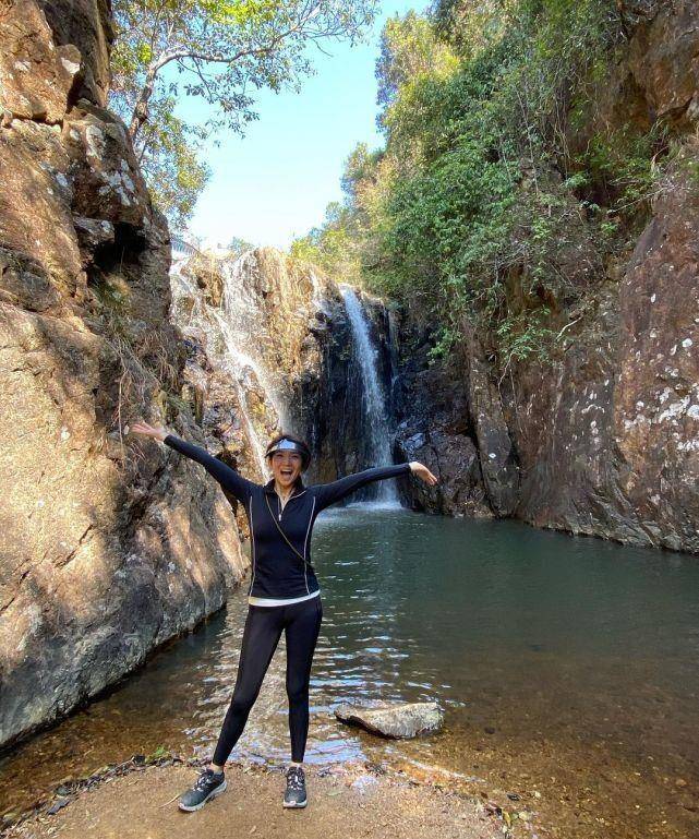 李克勤女子卢淑仪冻龄身材获爆赞,两夫妻每月需要还60万房贷_香港